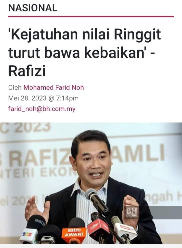 ZNazim2's tweet photo. Semasa ringgit jatuh RM3.60 Rafizi punya menghina Najib dengan pelbagai tomahan kononnya ekonomi Malaysia teruk, rakyat sengsara dan sebagainya.

Sekarang ringgit jatuh RM4.70 menuju ramalan pakar ekonomi akan cecah RM5.

Tiba2 Rafizi cakap kejatuhan ringgit bawa kebaikan.🤣 https://t.co/L7XClkMd9w