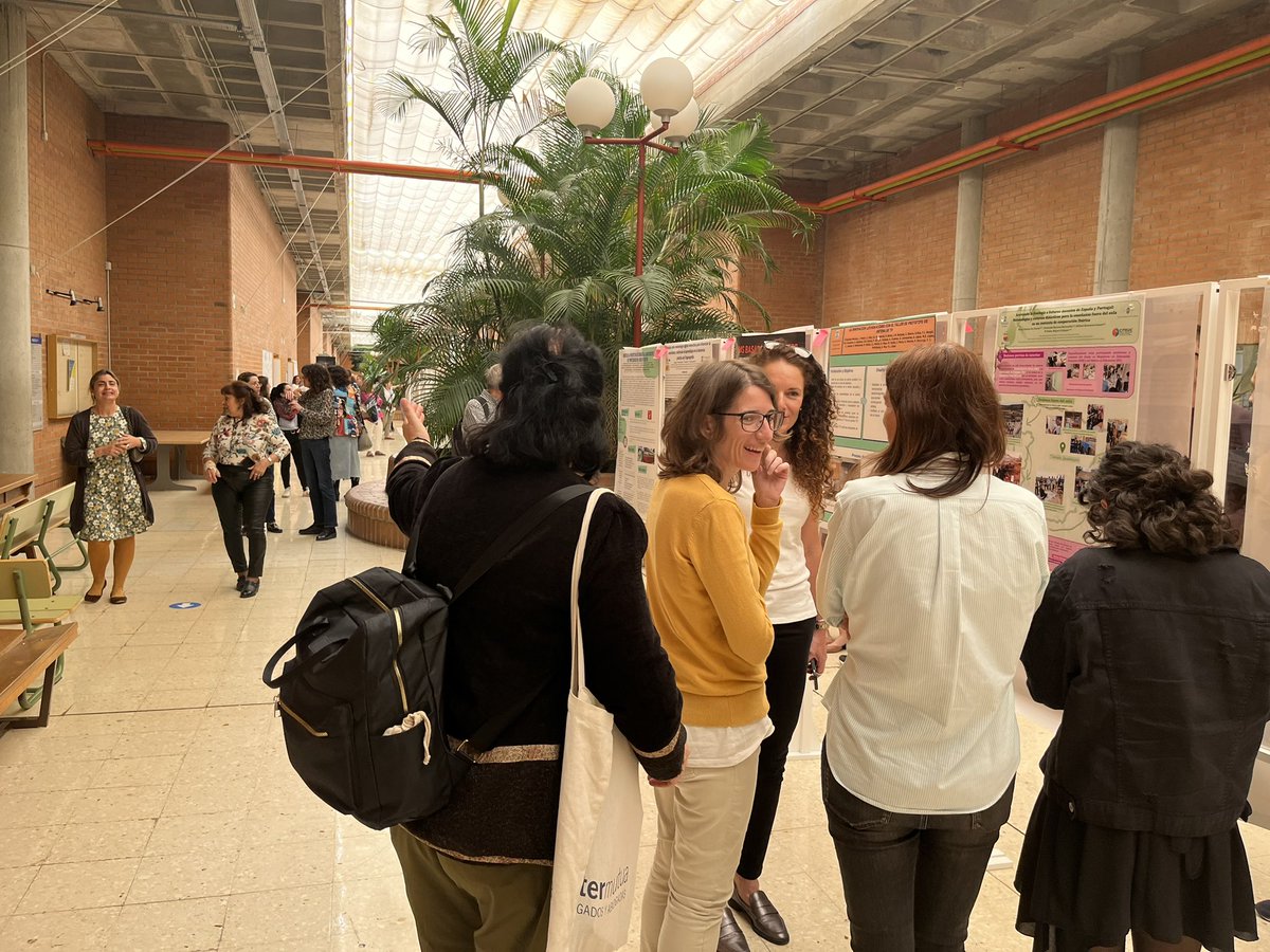 Sesión de posters y momento de diálogo. Ha sido un rato muy interesante para el reencuentro, conocer nuevas ideas y quizás surgir nuevas alianzas INnovadoras e INterdisciplinares.