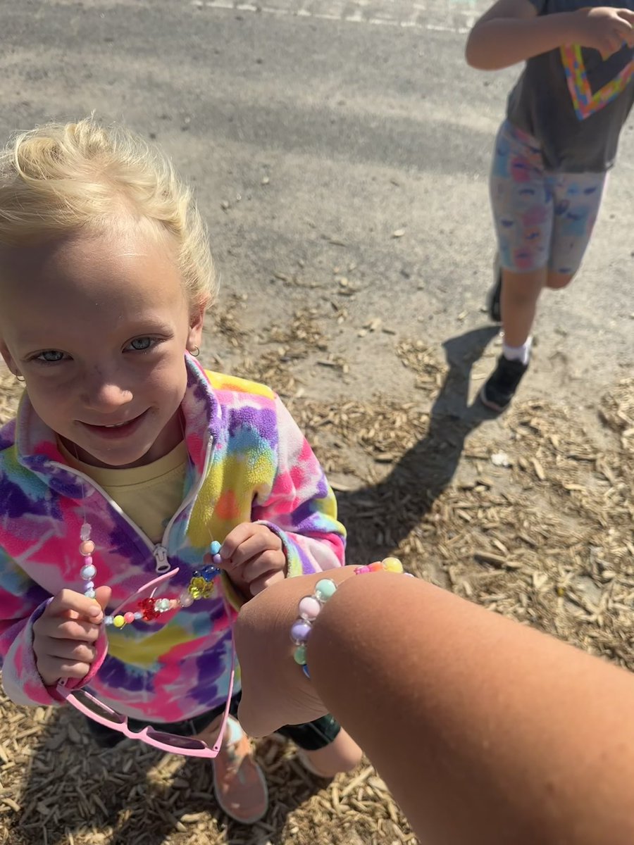 I’m so lucky that 1s still come to visit me to deliver a friendship bracelet 🩷