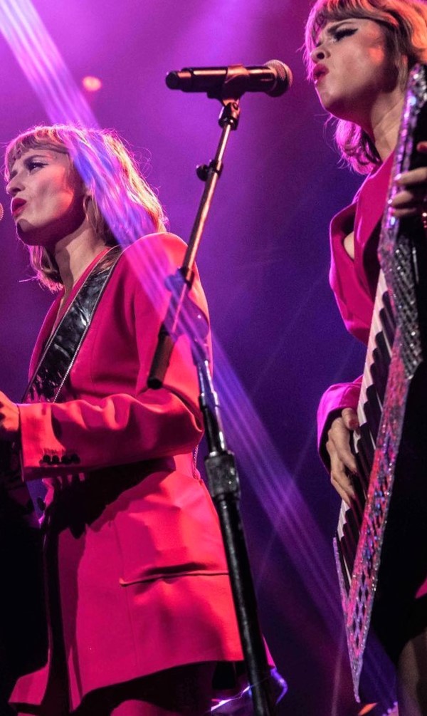 ChauvetPro's tweet image. On the Lucius Tour Ben Jarrett throws color &amp;amp; fans into orbit with them 🔥 lit by @ChauvetPro Maverick Force S Spot fixtures supplied by Squeek Lights 🤩🤩🤩
#ChauvetProfessional
#concertlighting #showlighting #movingheadspot #lightingproduction #lightingdesign #lightingtech