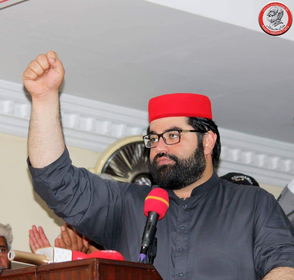 pakhutnkhwa's tweet photo. دا باد د زمانې چې مونږه چیړي هسې نه ده
دا ګوري چې په مړو ایرو کښ سره بڅری شته؟
#یہ_شکور_کون_ہے https://t.co/EwVDjv2lA0