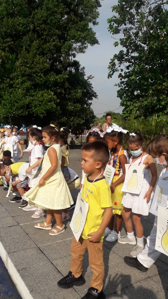 Continuan las escuelas de la capital desarrollando sus concursos PAEME 2023 por el Uso Racional de la energía, los pioneros se proyectan y promueven el uso racional de la energía tanto para el sector estatal como residencial. 
#UsoRacionalDeLaEnergía
#HorarioMaxDemanda
#Pioneros