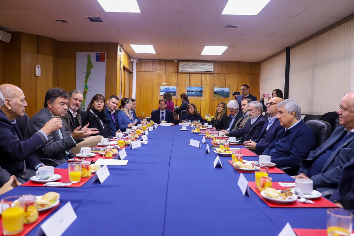FIA_Chile's tweet photo. Directora de #FIA, Francine Brossard, participa junto a ministro @tvalenzuelavt y vicepresidente ejecutivo @Corfo @JMBenavente , de Consejo Directivo ampliado de @Transforma_Alim , donde se abordó el trabajo que ha realizado esta alianza público-privada. 🤝🍲 https://t.co/rRH5ML5jnR