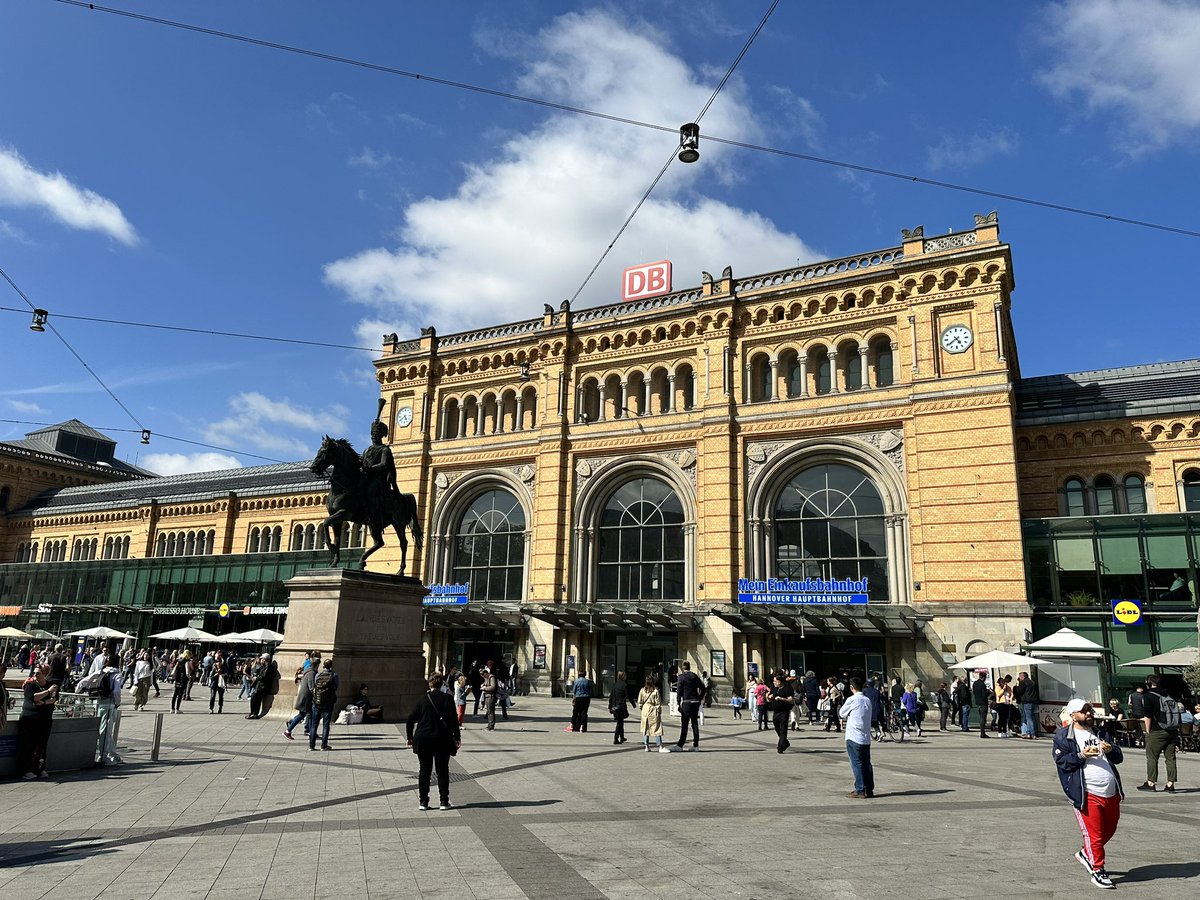 em_oakwood's tweet photo. So #hannover ist passé.
Schon wieder etwas von Apple im #AppleStoreHannover eingekauft. 🤫
Ersten Zug nach #Bremen verpasst - der zweite rappelvoll 😵💫 https://t.co/qmz61f6fxl