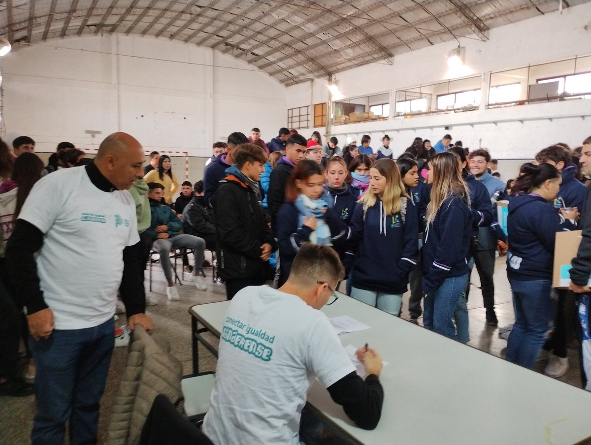 DTE_region01's tweet photo. Entrega de #ConectarIgualdadBonaerense en el Distrito de Magdalena. #DerechoALaEducacion 
Para que más estudiantes tengan acceso a las TIC.💻📱 @AlbertoSileoni @ClaudiaBracchi1 @salbarracin @DTE_BA https://t.co/7H2wIDBUO8