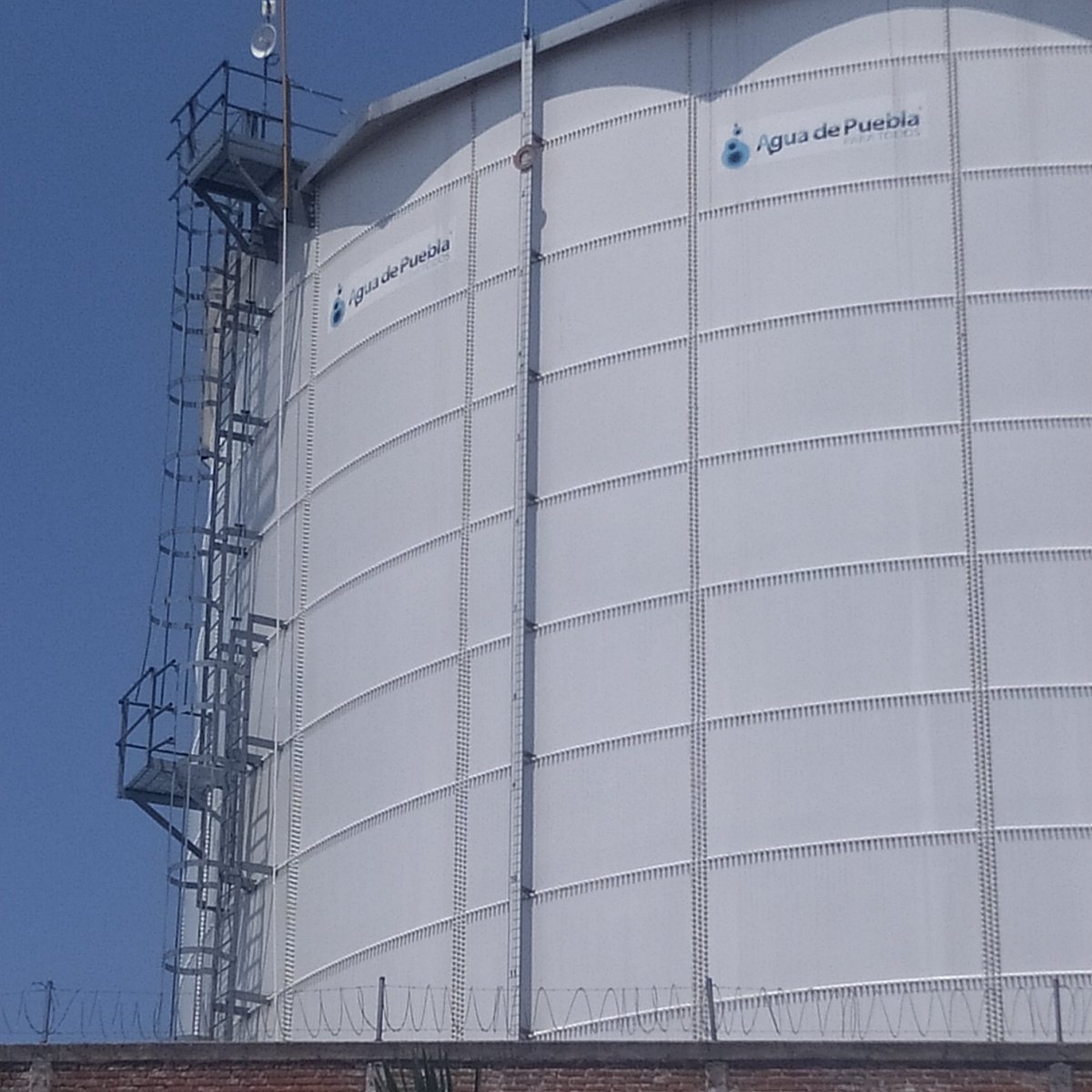 marlns's tweet photo. @AguadePuebla Hola si ya me dieron el número de folio de mi reporte (OUTG79072) pero lo q realmente necesitamos es q caiga agua, vuelvo a repetir el tanque tiene el nivel hasta arriba por lo q no entiendo xq no ha caído https://t.co/FdmZ2ih5JH