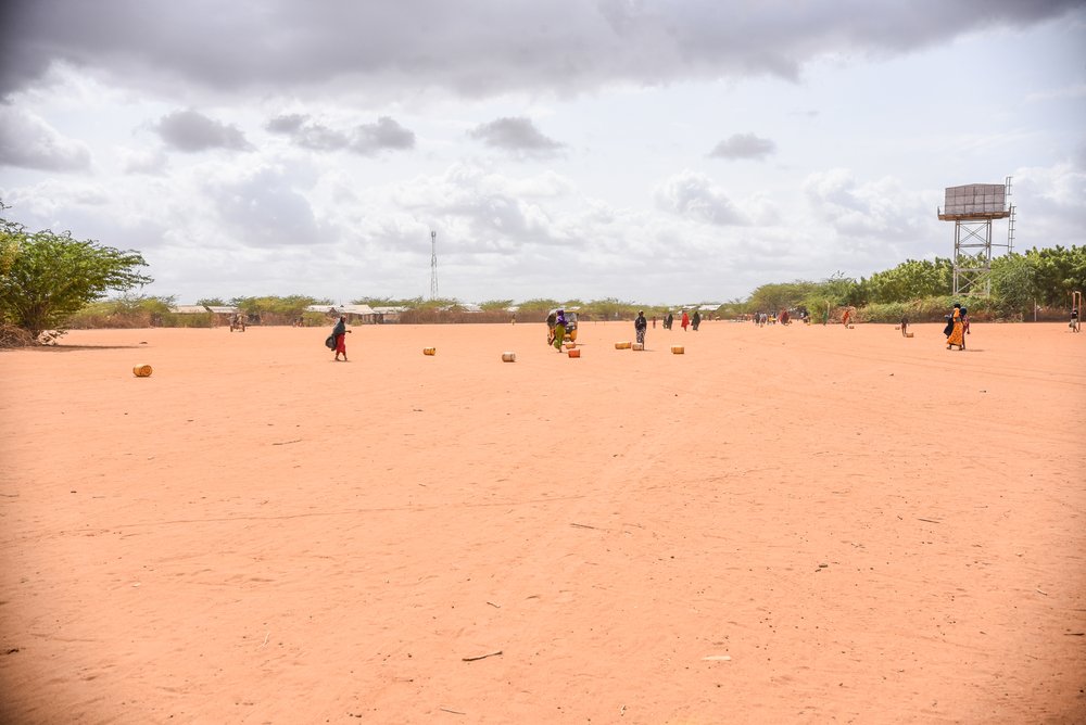 MSF_Espana's tweet photo. #Dadab, en Kenia, comprende 3 campos que albergan a más de 300.000 refugiados, la mayoría de ellos procedentes de Somalia.

Casi la mitad de la población no tiene acceso a letrinas funcionales, lo que obliga a la gente a defecar al aire libre, aumentando el riesgo de epidemias. https://t.co/w9kAtUtknz