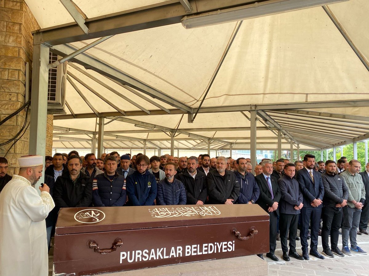 Ertugrulcetin06's tweet photo. Kıymetli arkadaşım Suat Ulaş Dünya imtihanını tamamladı. Son yolculuğuna uğurladık. Rabbim rahmetiyle muamele etsin,    efendimize komşu olsun. https://t.co/eRAPwi5v6C