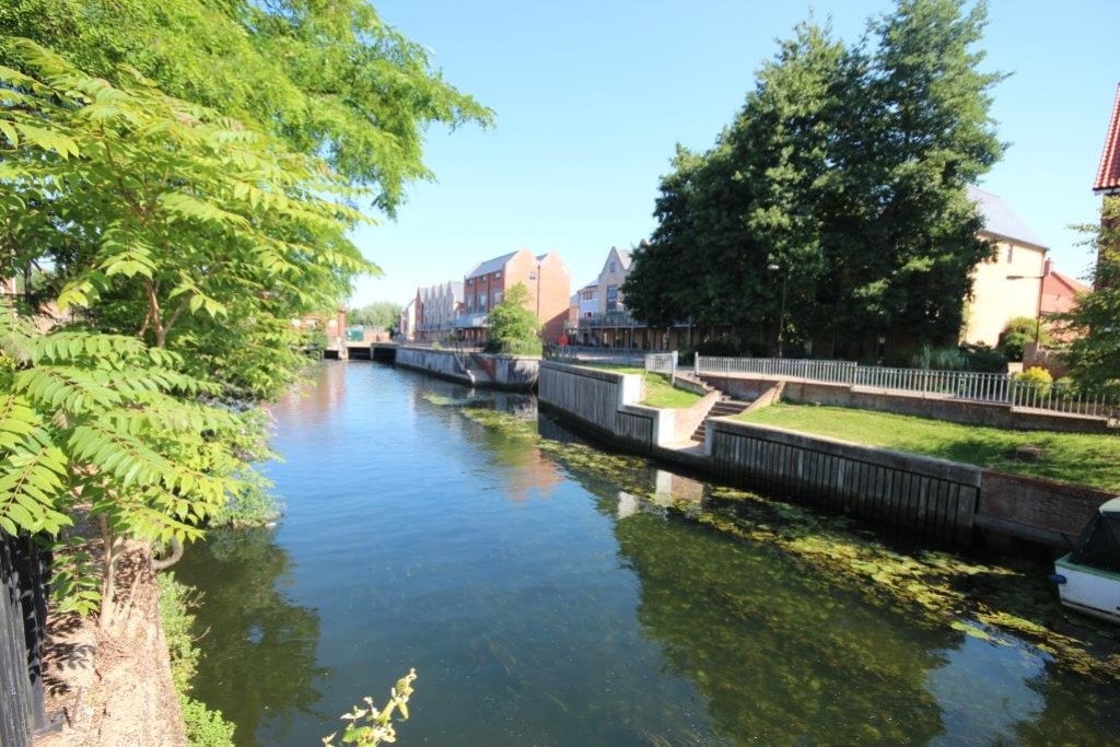 PureEstateAgent's tweet image. This office space featuring huge display windows is available now!

Located by a picturesque river &amp;amp; a short walk from the city centre, get in touch now to find out more.

#office #PureLettings #happytuesday #Property #Letting #Norwich #LettingTeam #ToLet #Let #available #Norwich