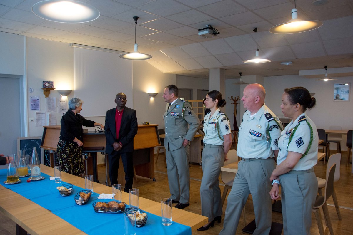 2edragons's tweet photo. Le 9 mai 2023, le 2e régiment de dragons a signé une charte de jumelage avec une classe spécialisée défense du @LyceeMarcGodrie de Loudun. Ce partenariat permettra aux lycéens de visiter régulièrement le régiment afin de s'imprégner du quotidien de la vie militaire. https://t.co/VLWwZdkQWI