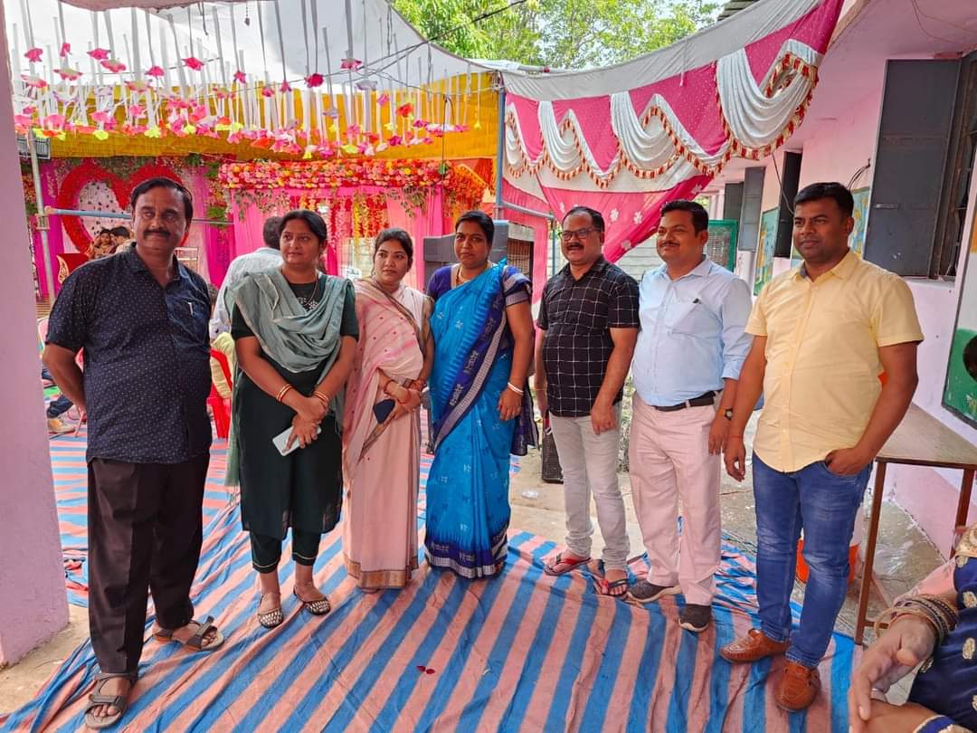 The Parbatigiri Balniketan made a history as they created the  identity of an orphan girl Shibani. Bolangir is proud of  Debashish for his humanity as he is married to Shibani.A great initiative of collector Bolangir as well as all staff of the Aashram.@CMO_Odisha 
@MoSarkar5T