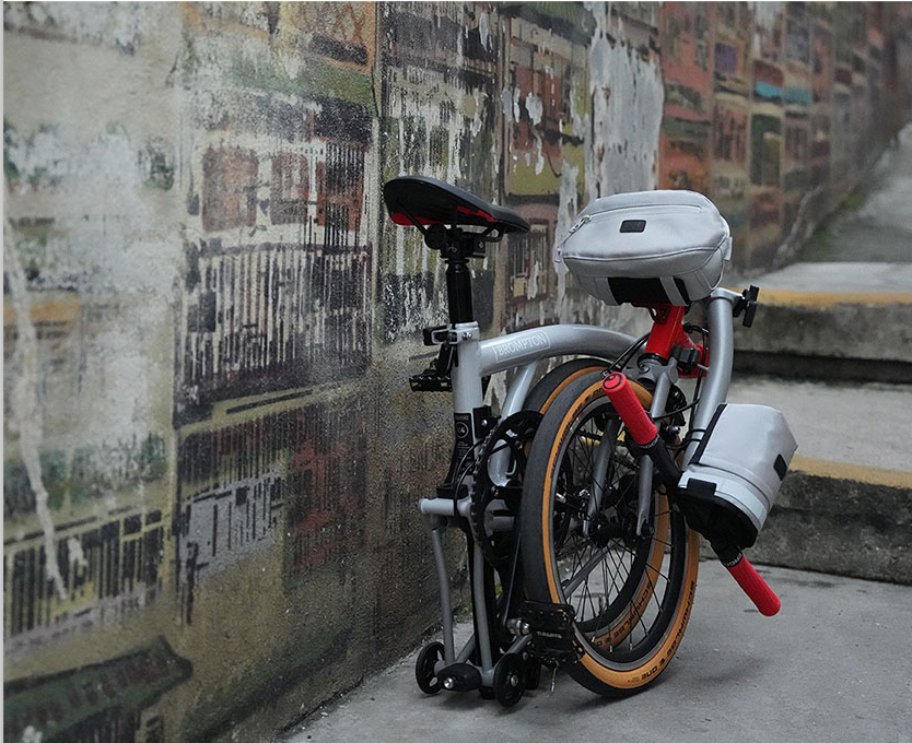 BIKEgangUK's tweet photo. https://t.co/y3NaEytMNB
Multiple mount positions &amp; carry options mini bag pouch (#NiYol) 
@cycleoxygen Singapore
#Brompton #BIKEgangStore #BIKEgang #BromptonLife #BromptonMODs #BromptonSociety #MyBrompton #BromptonWorldTravellers https://t.co/6rPSdcX0ds