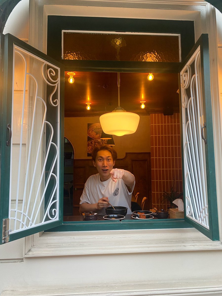 그렇다면 앞으로 남은 모든멤버들도 저 밥먹다 사진찍힌서은광같은 창가에서 시작해 원판위에서 춤을추는 구성이겠지..
아 지루해