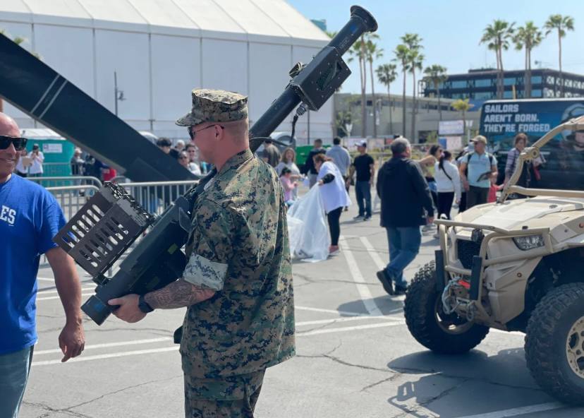 EderWinka's tweet photo. The three-day long vacation ended successfully, went to Santa Monica Beach, then went to see the Military Aviation Expo Week, a variety of activities, dazzling, close contact with the active warships, tanks, armored vehicles, touch the real gun #LA #Travel https://t.co/JcAQ9ZRtVA