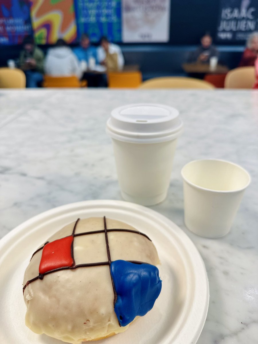 maebenot's tweet photo. When @Tate 

#mondrian https://t.co/6fHiEgQPVo