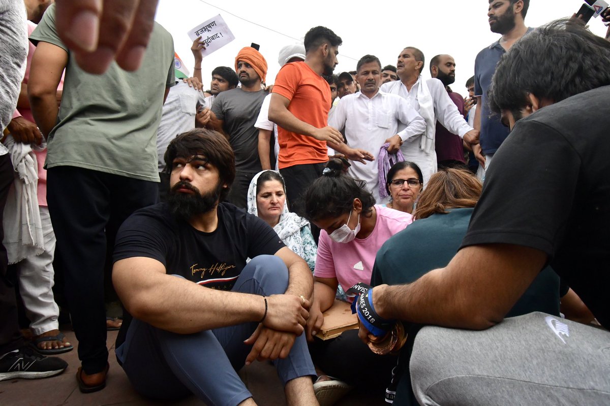AamAadmiParty's tweet photo. ये मार्मिक तस्वीरें देश की आत्मा को झकझोर रही हैं 💔

#WrestlersProtest https://t.co/mveWVJSjcw