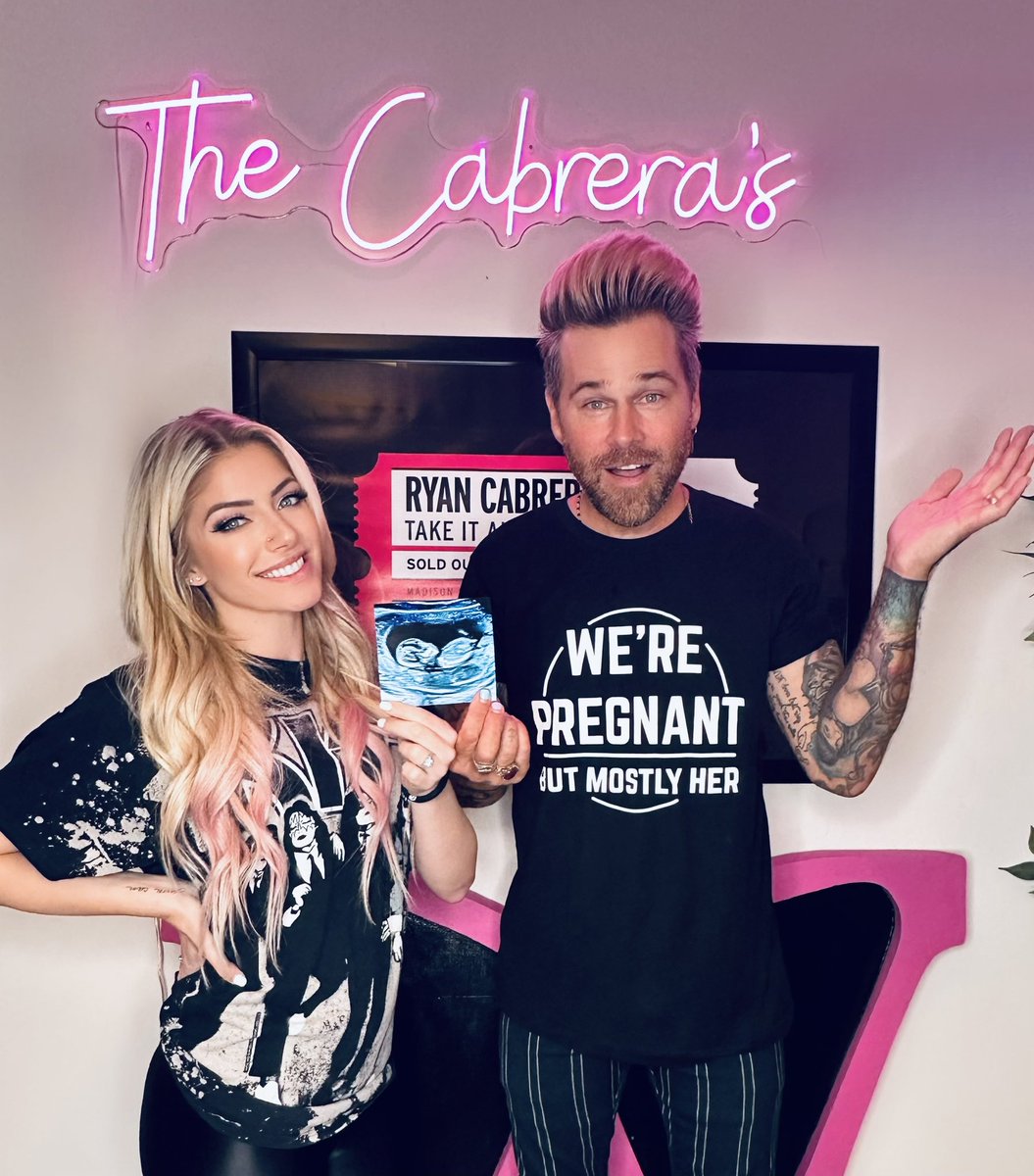 AlexaBliss_WWE's tweet image. The best moments in life are the completely unexpected 💖💙 Baby Cabrera arriving December 2023!!