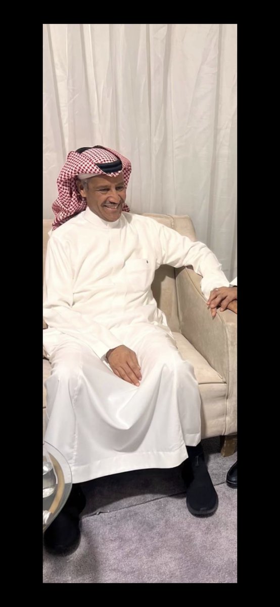 a7_sa7's tweet photo. يقول خالد عبدالرحمن:

انت اعز الناس ما تجهل غلاك
ما اعتقد هالحب ياتي من عدم

كلما مروا علي هذا وذاك 
كلهم لا شي وانت اللي اهم ❤️❤️

 #خالديات #ملك_الفن #خالد_عبدالرحمن #ابو_نايف https://t.co/2TnmmQBIhe