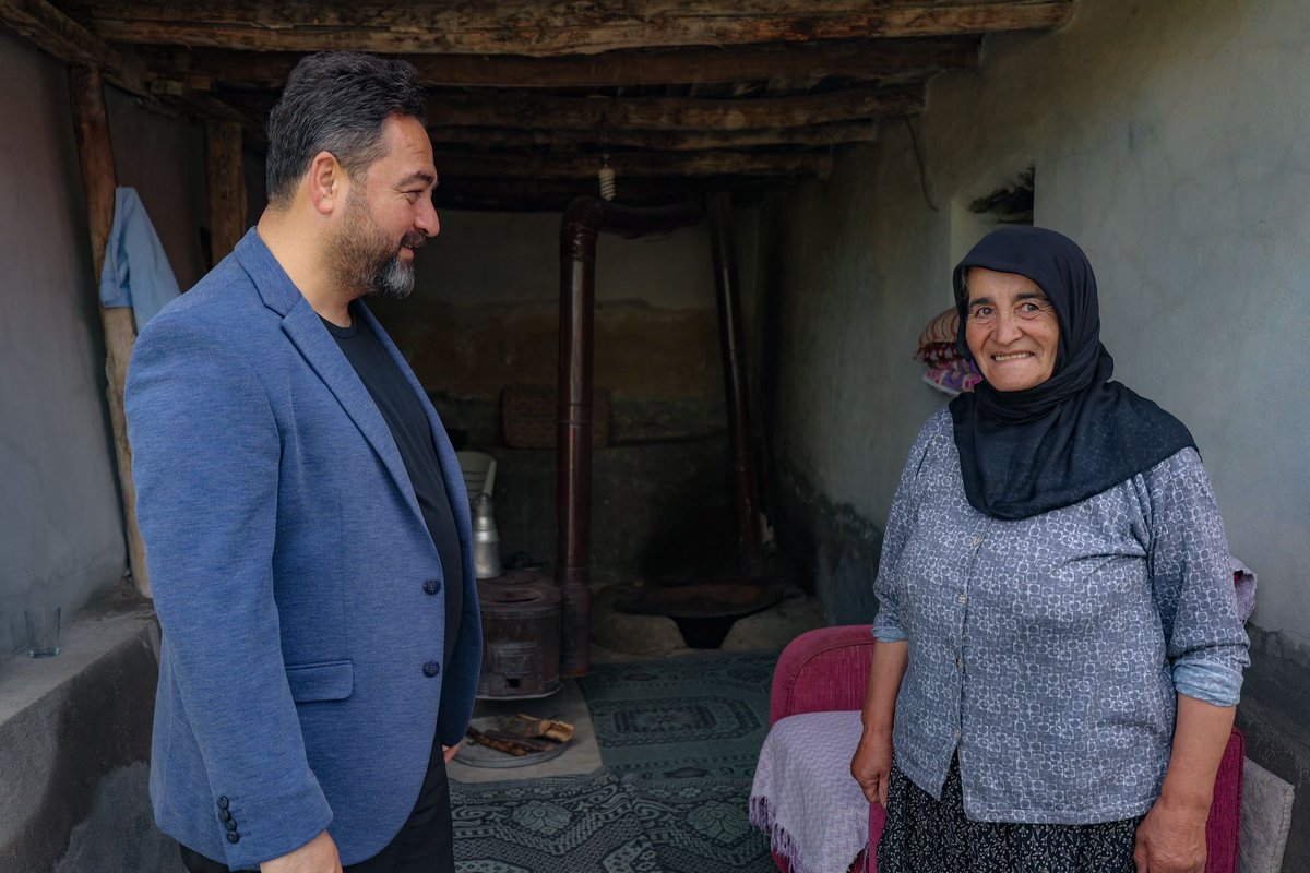 MehmetGurbuzOrg's tweet photo. Hortum felaketi nedeniyle zarar gören uncular mahallemize geçmiş olsun dileklerimi iletmek için gittim, Hüseyin amcamın vefat ettiğini öğrendim, Rabbim rahmet eylesin, güzel insandı. 

Şairin dediği gibi “…mal da yalan mülk de yalan, var biraz da sen oyalan” kimseyi kırmaya deymez, lütfen sevdiklerinize sımsıkı sarılın. 😔