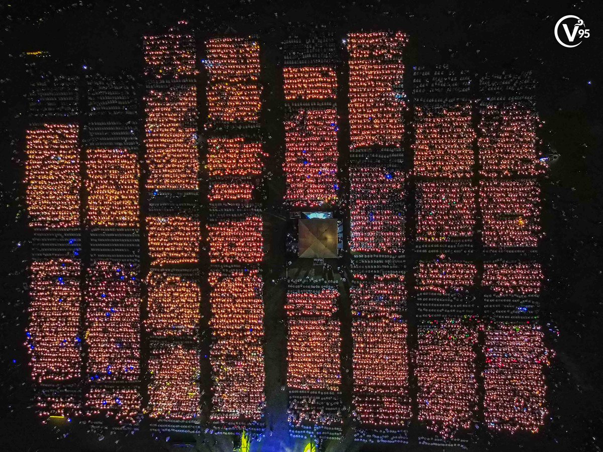varsitarianust's tweet photo. CONGRATULATIONS, BATCH 2023! 🖤💛 

The University sends off 9,473 graduates comprising Batch 2023 during the Baccalaureate Mass held at the UST Grandstand and Open Field on May 30, Tuesday. https://t.co/cxvktkTrAt