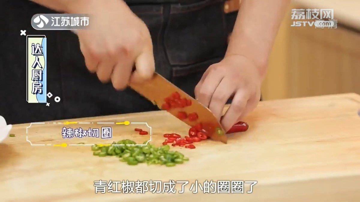 crossingstv's tweet image. A new variety show premieres on Friday!

Everyday Food #食色生香  
The show aims to spread food culture, enrich people's dining tables, and teach you how to cook. 🍴

📺 Watch 10p Fridays on Crossings TV!

#cookingshows #foodshows