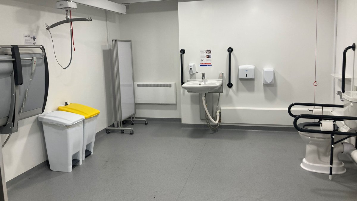 CityWestminster's tweet photo. Today, we opened a new Changing Places Toilet at Queen Mother Sports Centre to better meet the needs of our residents with disabilities 🚻
Learn more about our commitment to create a #FairerWestminster for all: https://t.co/FehVw4qsTY
@WelcoMe_CS @LDNcharity @EveryoneActive https://t.co/bMH7tKg6Kz