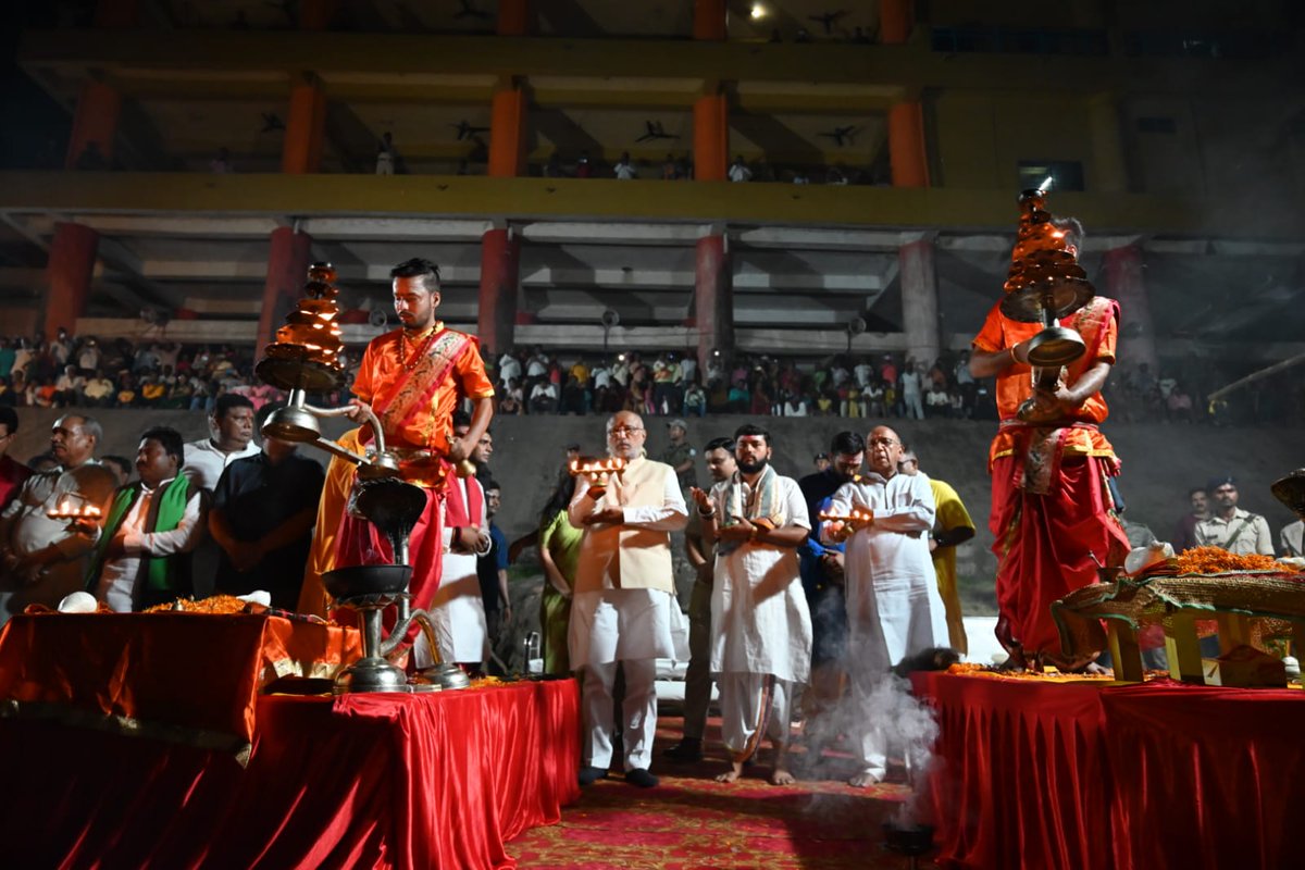 jhar_governor's tweet photo. माननीय राज्यपाल श्री सी.पी. राधाकृष्णन ने आज रजरप्पा जाकर 'माँ छिन्नमस्तिका मंदिर' में पूजा-अर्चना की तथा राज्यवासियों की सुख-समृद्धि की कामना की।
इसके पश्चात वहाँ उन्होंने स्वयंसेवी संस्था युगांतर भारती द्वारा आयोजित ‘दामोदर महोत्सव’ में भाग लिया। https://t.co/yLAZWzHYb4