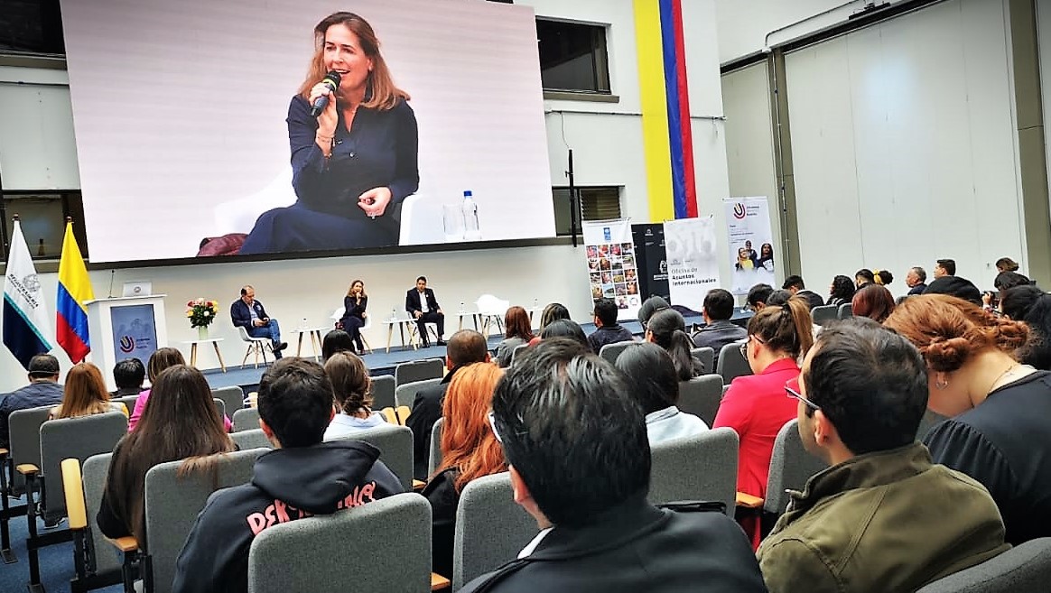 PnudColombia's tweet photo. 🗨️Aportamos nuestra voz en el foro ¿Qué está pasando con nuestros consejeros de juventud? #JóvenesDejandoHuella con @Registraduria, @AECIDColombia y decenas de liderazgos juveniles (consejos,plataformas,organizaciones,etc)
Planteamos retos para fortalecer la voz juvenil🇨🇴
Sigue🧵 https://t.co/x7Y9xza5eV