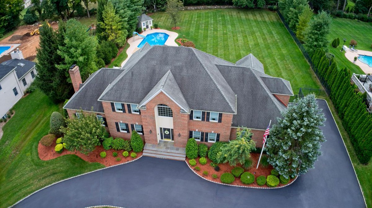 RIRealtorPro's tweet image. Could you imagine having this size backyard at your home? You'd never be able to get your friends and family to leave after visiting! 
 #house #home #homegoals #dreamhomehttps://www.facebook.com/login/