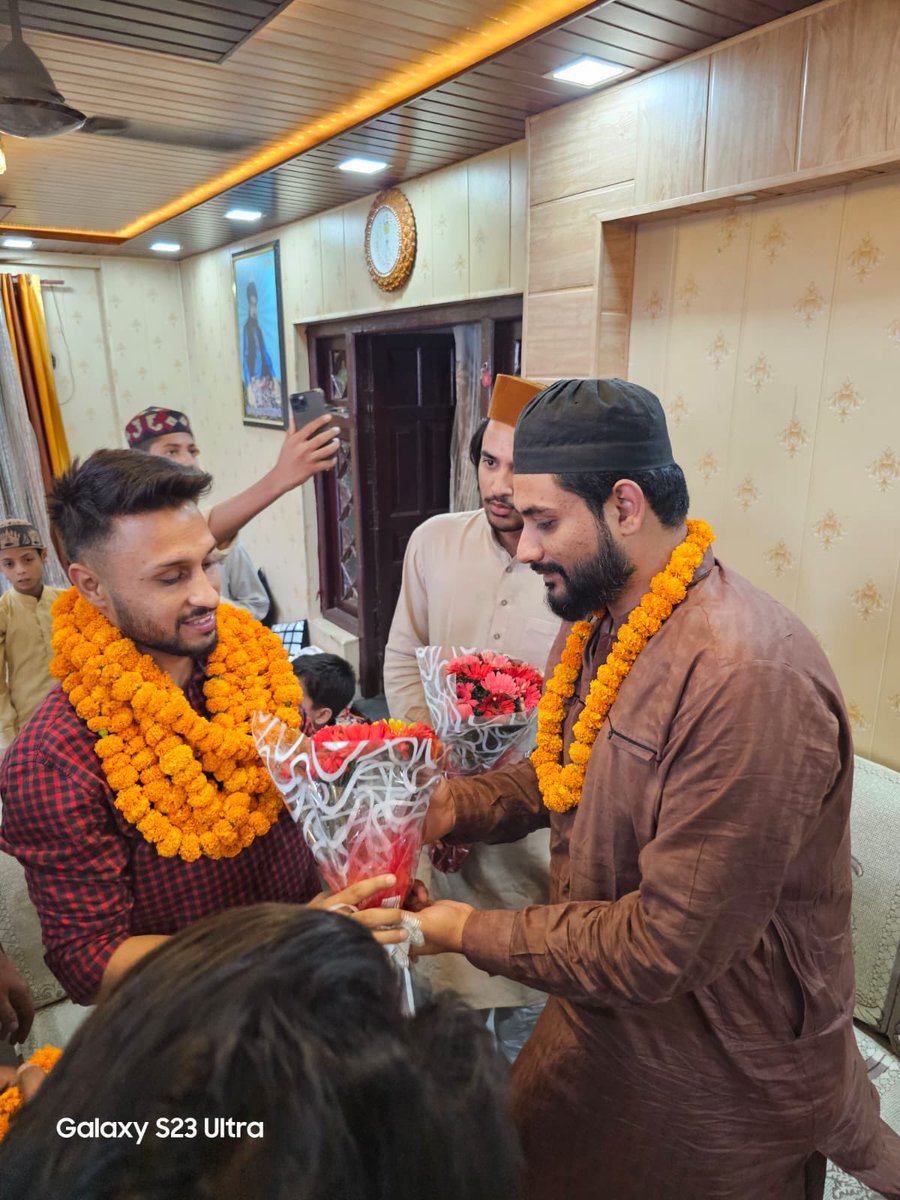 sabrisajjada's tweet photo. Aaj Mumbai Indians Team ke star Cricketer Aakash Madhwal ne Kaliyar Sharif Hazir Hokr Hazrat Qibla Shah Ali Manzar Aijaz Quddusi Sabri SajjadaNashin Dargah Huzur Sabir E Pak Se mulaqaat Ki Qibla Miya sahab ne Aakash Madhwal ko Mubarakbaad di Aur  Dua ki Allah Rabul Izzat Huzur sabir e pak ke saqde main Aane wle waqt main inhe Roorkee ka wa mulk ka mazeed naam roshan karne ki toufeeq ata farmaye ameen 
Aur Aakash Madhwal sb Ne dargah huzur sabir pak main chadar pesh ki
Masha allah  @AkashMadhwalOff