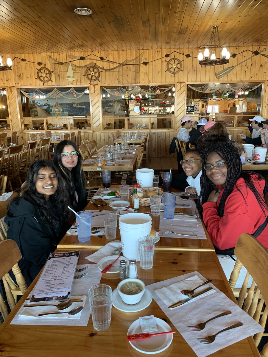 smswpgofficial's tweet photo. Lobster 🦞 dinner in PEI 
60ft salad bar , all you can eat mussels , clam chowder , desserts and pop !!! SMS students experiencing food extravaganza!! @EF @eftourscanada 
#students 
#travelling https://t.co/SUlfShTOW9