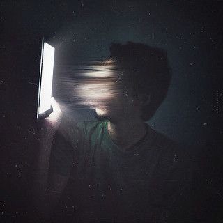 EL PORNO ES LA PEOR DROGA PARA LOS HOMBRES.

La semana pasada, tuiteé "¿Cuál es la adicción más peligrosa?", y el porno aparecía mucho. 

Por lo tanto, decidí hacer un hilo sobre ello. 

- Hilo 🧵 –