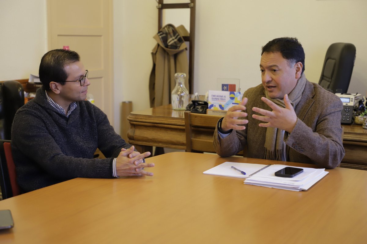 MuniLicanten's tweet photo. NUEVO GERENTE DE LA PLANTA LICANCEL ARAUCO JOSÉ LUIS VALLEJOS VISITÓ A NUESTRO ALCALDE MARCELO FERNÁNDEZ VILOS PARA PRESENTARSE Y HABLAR SOBRE ASPECTOS GENERALES DE TRABAJO EN CONJUNTO 🤝

@Arauco_cl 

#LicanténMejorParaTi https://t.co/VW3oxJ6wHp