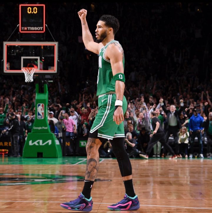 Jayson Tatum this season

30.1 PPG
8.8 RPG
4.6 APG
1.1 SPG
60% TS

All at just 25 years old, he's the future☘️