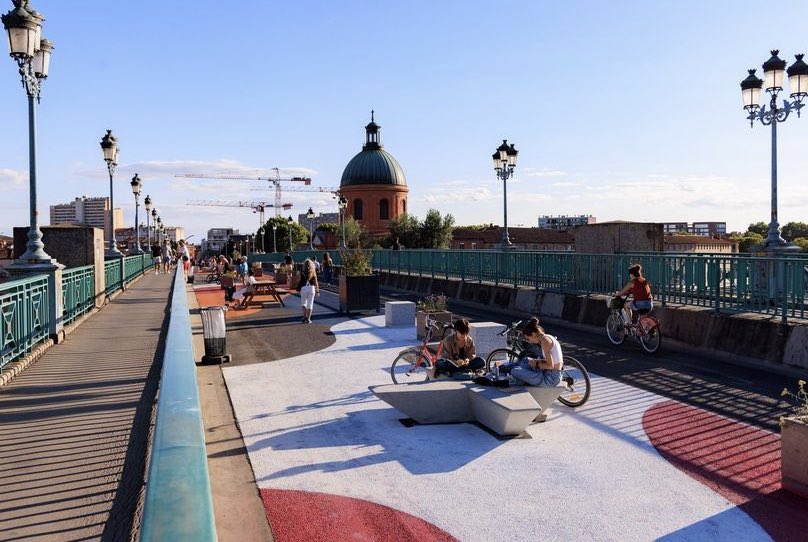 El Puente Saint-Pierre ya está en modo verano. 

Tumbonas, bancos, mesas, casetas y un mini-vivero con magnolias o pistachos, adornan el puente que hasta finales de octubre está reservado exclusivamente para peatones y ciclistas. <a href="/VisitezToulouse/">Toulouse tourisme</a> 

📸 Rémi Deligeon / Patrice Nin