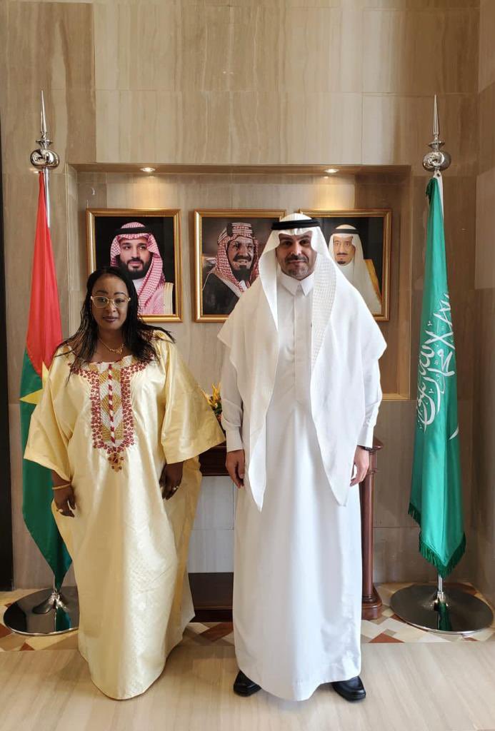 KSAembassyBF's tweet photo. S.E. Amb. Fahad A. ALDOSARI @FahadAAldosari a reçu S.E.Mme @salimatanebiebf , Haut Représentant du Mécanisme International de Prévention et d'Alerte Précoce des Crises au Sahel (MIPAS).
@EKH_Fr https://t.co/tLDj3Kom3W