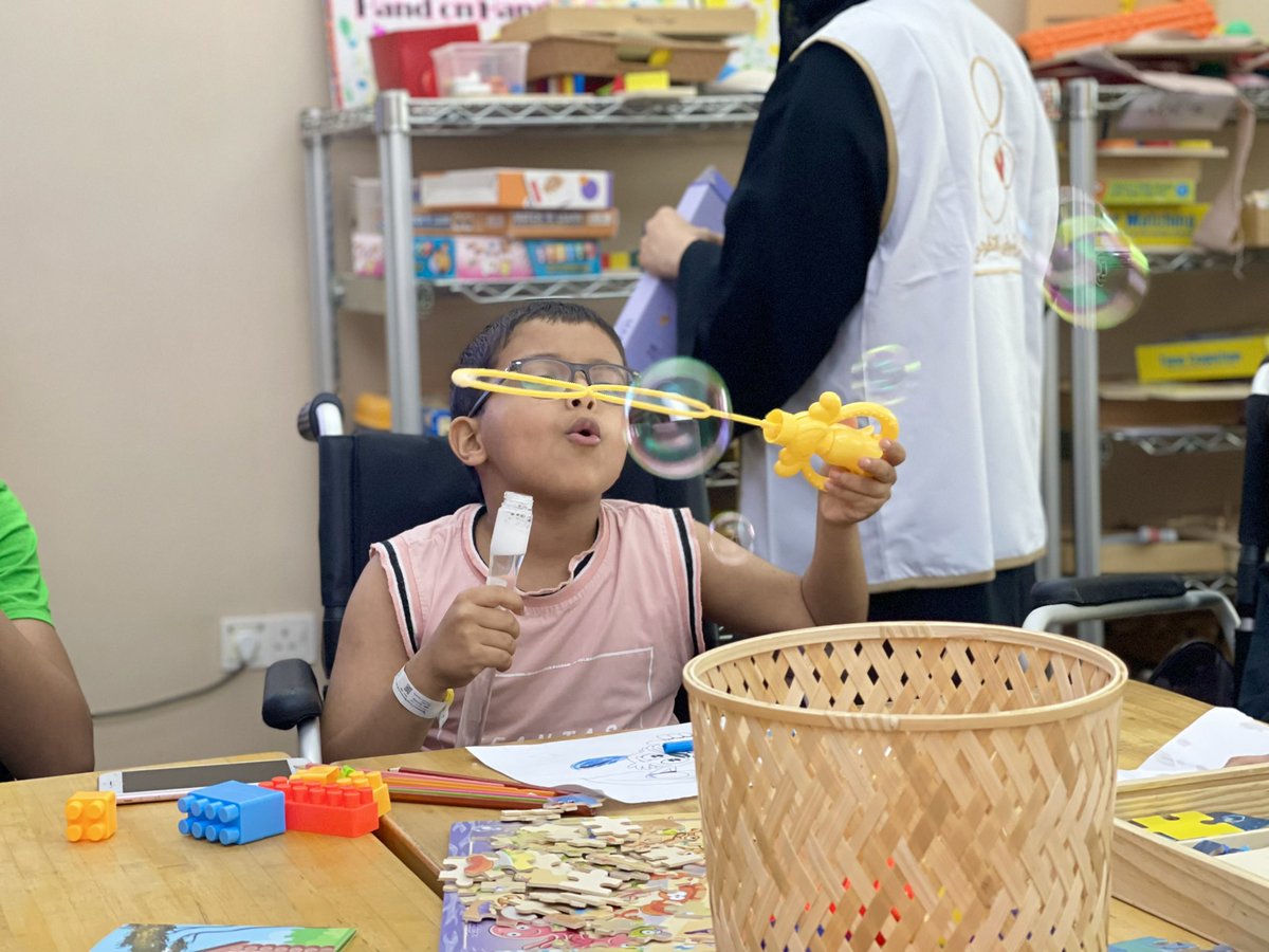 SBAHC_SW's tweet image. يُساعد اللعب في نمو وتطور الطفل الجسدي، العقلي المعرفي، الحسي-الحركي، النفسي-العاطفي، والاجتماعي. كما أنّه ينمي قدرة التفكير والتخيل والابتكار والإبداع؛ مساهمًا في تشكيل شخصيته وبنائها.
شكرًا لتعاون المشاركين لتحقيق أهدافنا التأهيلية 
@Sultan_City 
@Yaqeen_team