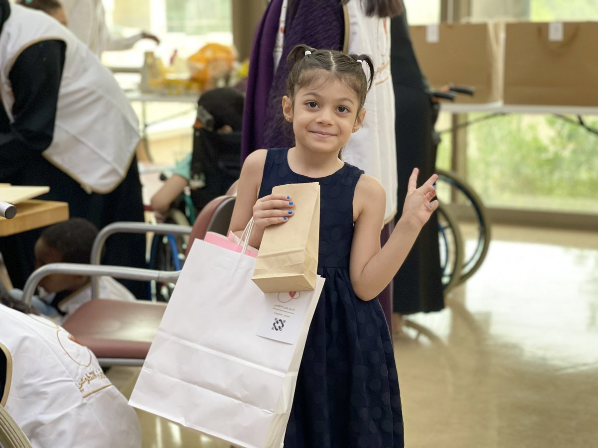 SBAHC_SW's tweet image. يُساعد اللعب في نمو وتطور الطفل الجسدي، العقلي المعرفي، الحسي-الحركي، النفسي-العاطفي، والاجتماعي. كما أنّه ينمي قدرة التفكير والتخيل والابتكار والإبداع؛ مساهمًا في تشكيل شخصيته وبنائها.
شكرًا لتعاون المشاركين لتحقيق أهدافنا التأهيلية 
@Sultan_City 
@Yaqeen_team