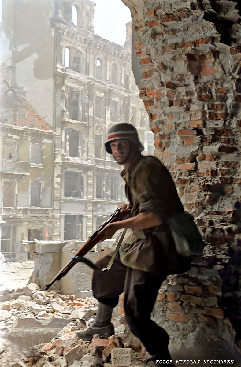 KolorHistorii's tweet photo. 🇵🇱Fotografia z Powstania Warszawskiego 1944.
Powstaniec przy wejściu do kościoła św. Krzyża na Krakowskim Przedmieściu. Śródmieście Północne.

Autor : Sylwester "Kris" Braun https://t.co/SUvvc1KNMg