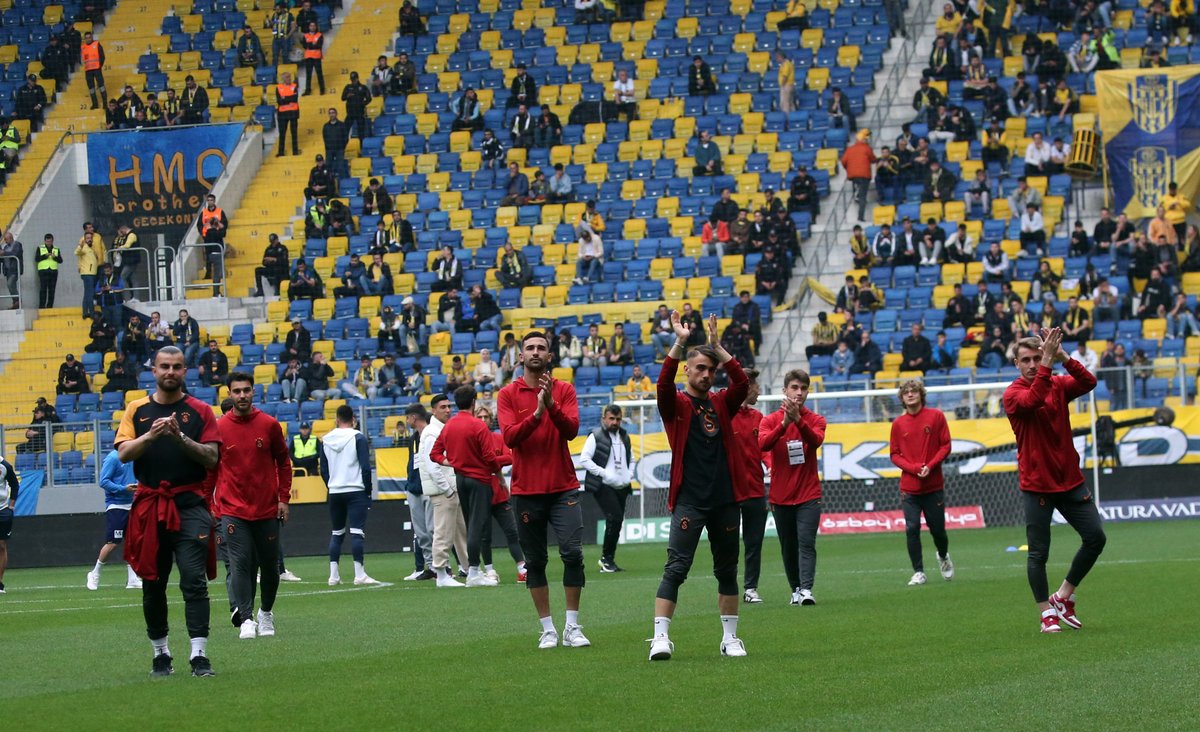 Galatasaray, ısınmalar öncesinde sahaya çıktı.