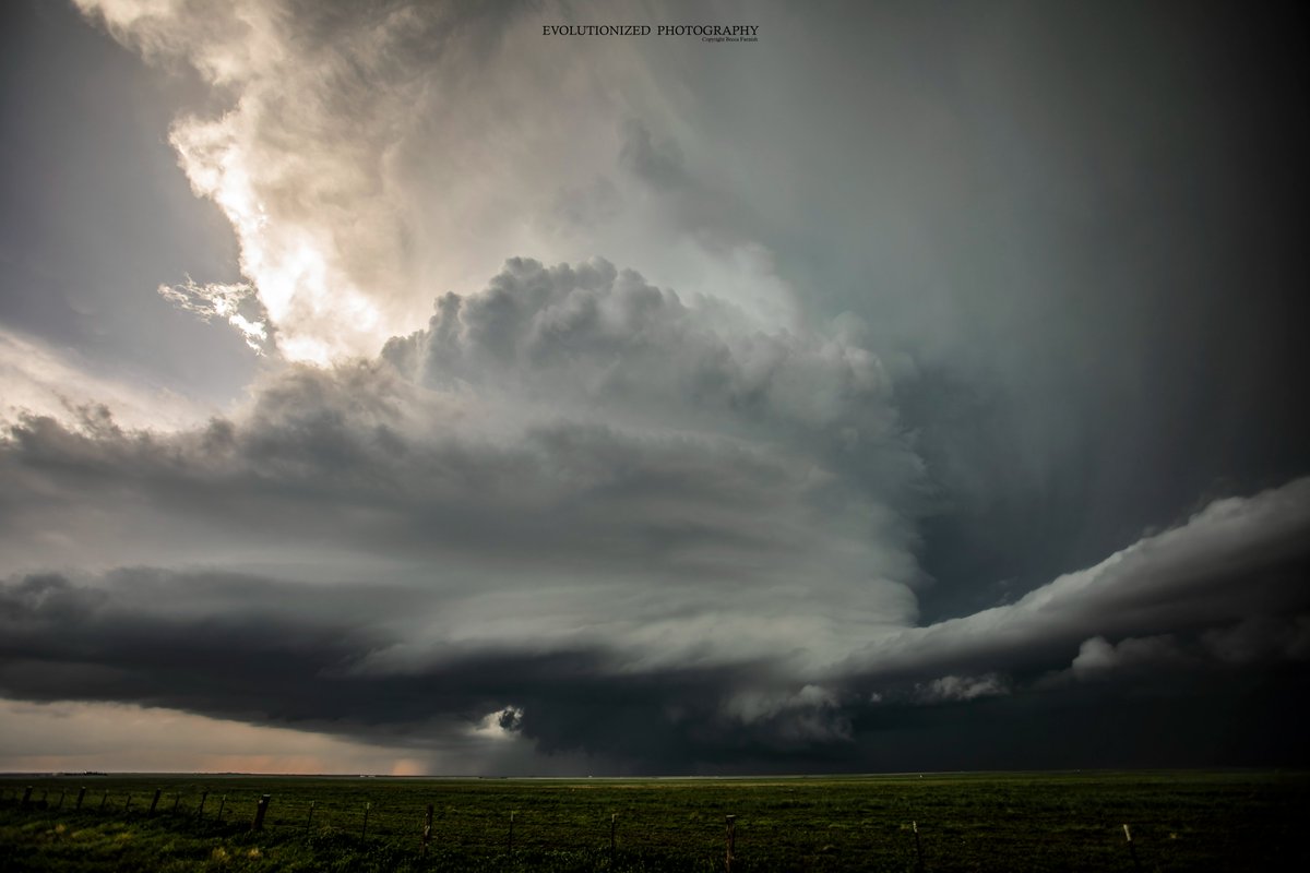 Becca_Furnish's tweet photo. The structure on the tornado warned storm by Stratford, Texas was INCREDIBLE!!!!! 
#txwx #tornado
@StormHour
@GirlsWhoChase
#wxtwitter #lightning
@CanonUSAimaging
#PhotoOfTheDay #supercell https://t.co/k36wyWbGcz