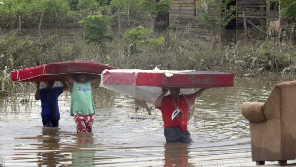 ReinaldoHN's tweet photo. Los periodos de lluvia han llegado y causa mucha alegría a la población. Pero también llega a varios lugares las inundaciones y perdidas, inclusive hasta vidas humanas. URGE aprobación de ley de ALERTA TEMPRANA BASADA EN COMUNIDADES que presentamos en el CN. Sería una gran herramienta para prevenir.
