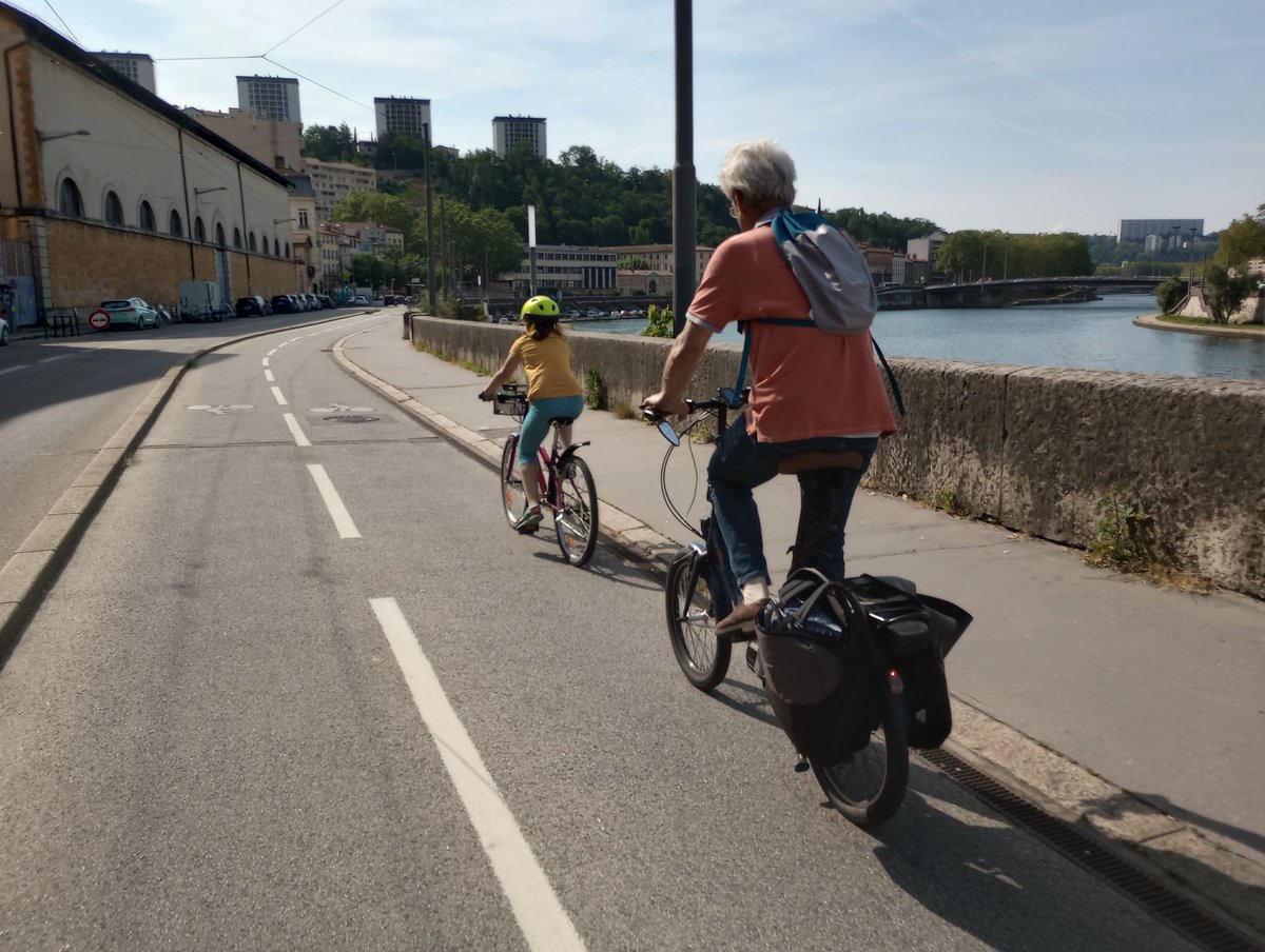 florian_bonet's tweet image. Rentrer de l&apos;#école avec #papy 🚴🧓