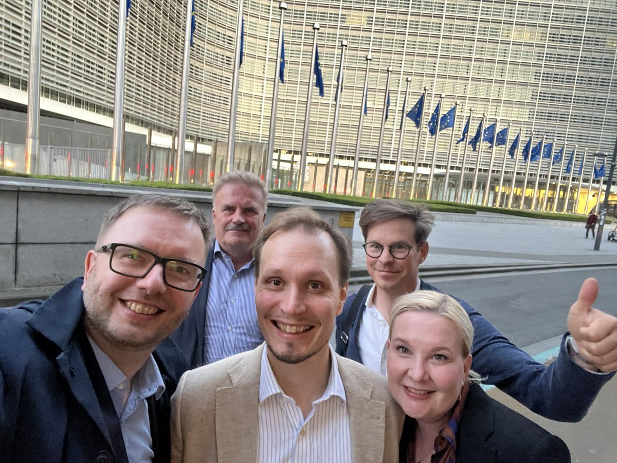 Brysselissä sparraamassa datatalouden tulevaisuutta komission kanssa <a href="/SitraFund/">Sitra</a>. Oli ilo tavata myös todellinen suomalainen teknologian ja talouden ajattelija ja pioneeri <a href="/ViliLe/">Vili Lehdonvirta</a> Oxfordin yliopistosta sekä <a href="/Jussi_M/">Jussi Mäkinen 🇫🇮🇪🇺🇺🇦</a>. <a href="/laurahalenius/">Laura Halenius</a> #datastrategia