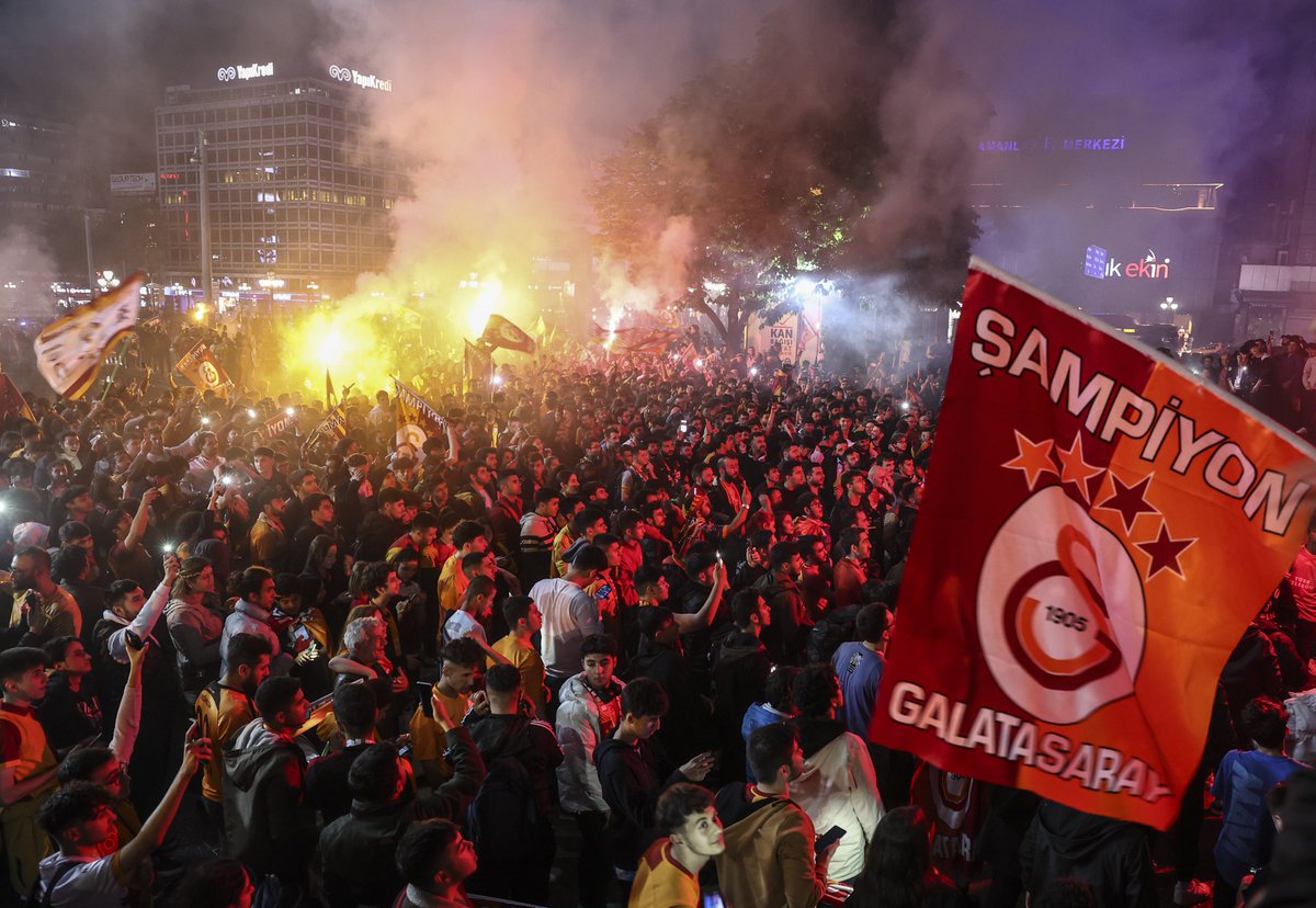 GalatasaraySK's tweet photo. Şampiyonluk coşkusu tüm Türkiye'de yaşanıyor! 💛❤️

#ŞampiyonGalatasaray #MayıslarBizimdir https://t.co/wLEssfuCKD