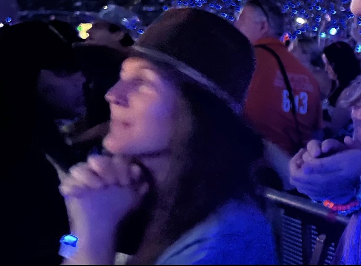 TSwiftNZ's tweet photo. 📲 | Drew Barrymore attended #EastRuthTSTheErasTour!

— “@taylorswift13 I cried so hard when you sang welcome to NEW YORK (…) I also cried watching my daughters watch and sing to someone so admirable. I LOVE YOU TAYLOR SWIFT!!! Thank you for one of the best nights of our lives.” https://t.co/nzbB4hmxwb