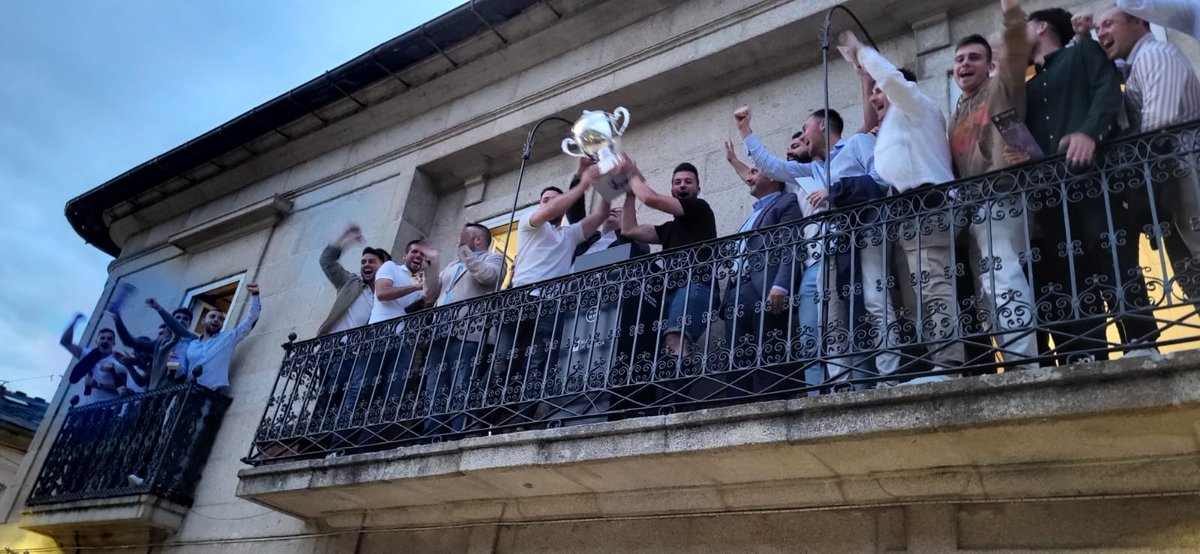 🎉 Parabéns, CAMPIÓNS!!

🏆 O presidente da RFGF, <a href="/RafaLouzan/">Rafael Louzán Abal</a>, fixo entrega á <a href="/SDSarriana/">SD Sarriana</a> do trofeo que acredita ao club lucense como campión do Grupo Norte da Preferente Galicia 

🙌 O <a href="/SarriaConcello/">Concello de Sarria</a> recibiu ao equipo na casa consistorial nunha xornada de festa