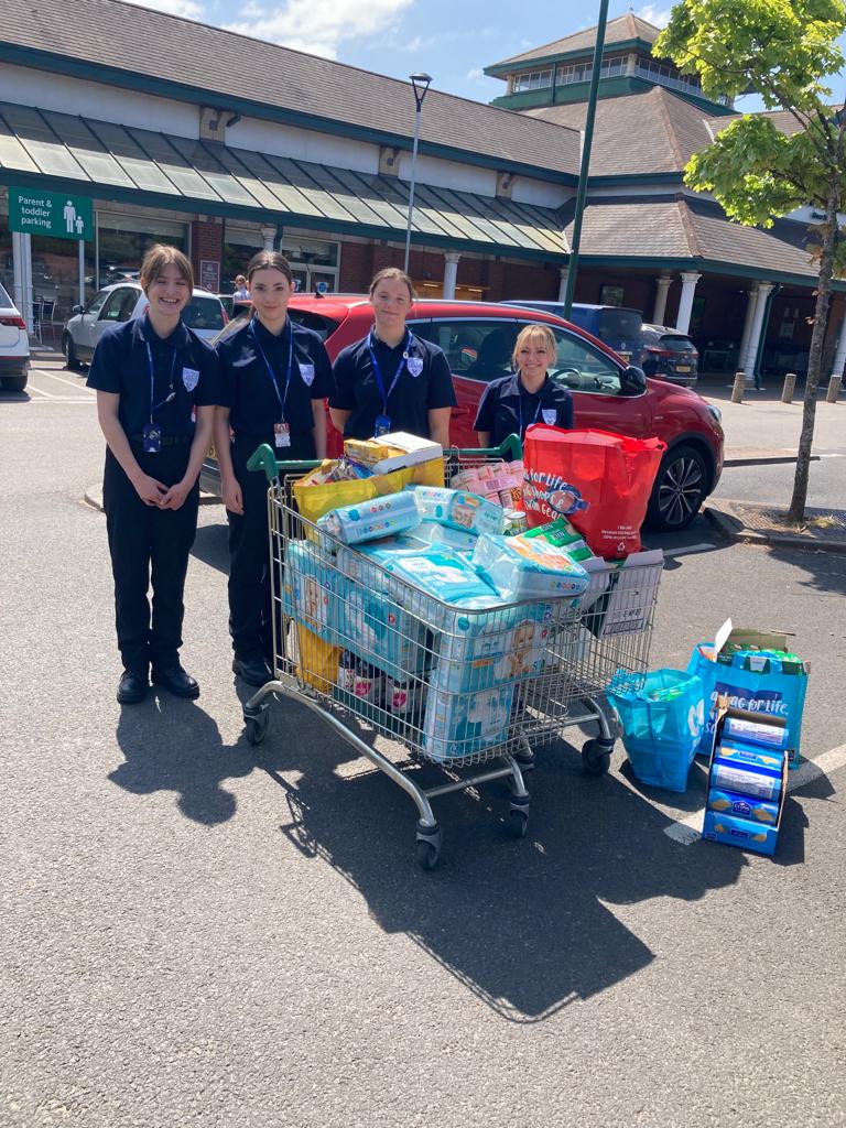 LeominsterCops's tweet image. Today saw us working with @herefordcadets @solving_team when they presented Leominster Food Bank with a whole host of supplies for their clients, courtesy of West Mercia's community fund. #thoseinneed #happytohelp