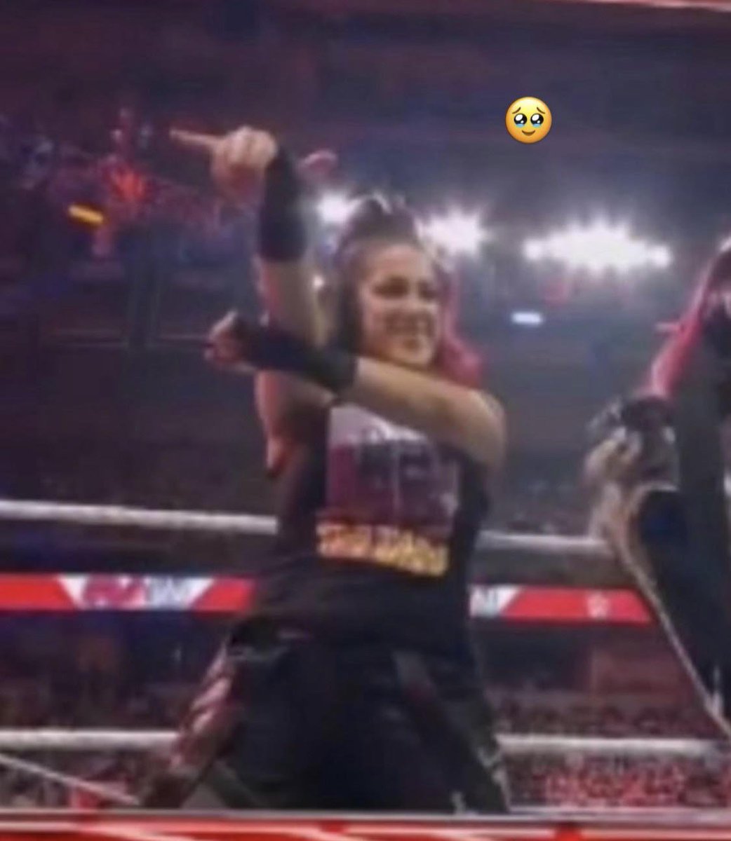 Bayley used Dakota Kai's pose during her Raw entrance 💯