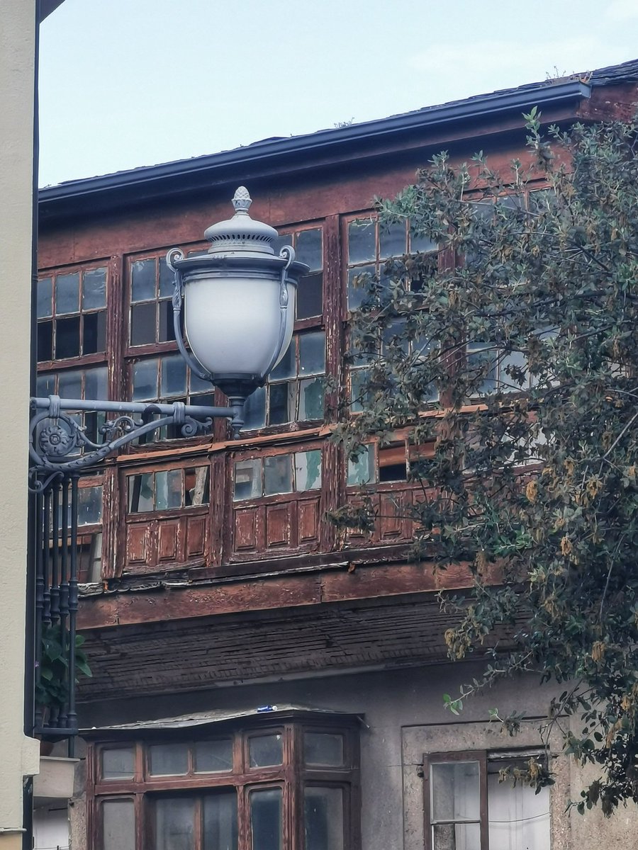 KatySnchez's tweet photo. Hasta mañana. Buen descanso. Lo antiguo luce bello #Farol #balconada #hacerfotos https://t.co/tXFS9CTUFl
